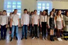 Uczniowie podczas śpiewania HYMNU.